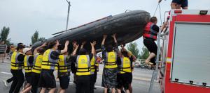 帶上沖鋒舟，大家一起風雨同舟！